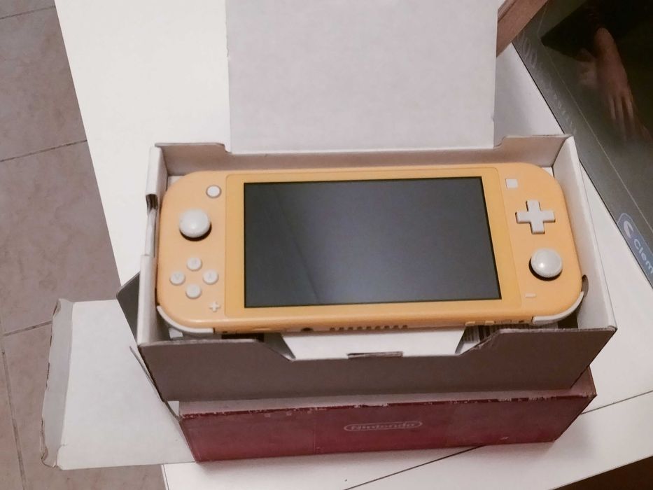 Nintendo switch lite amarela