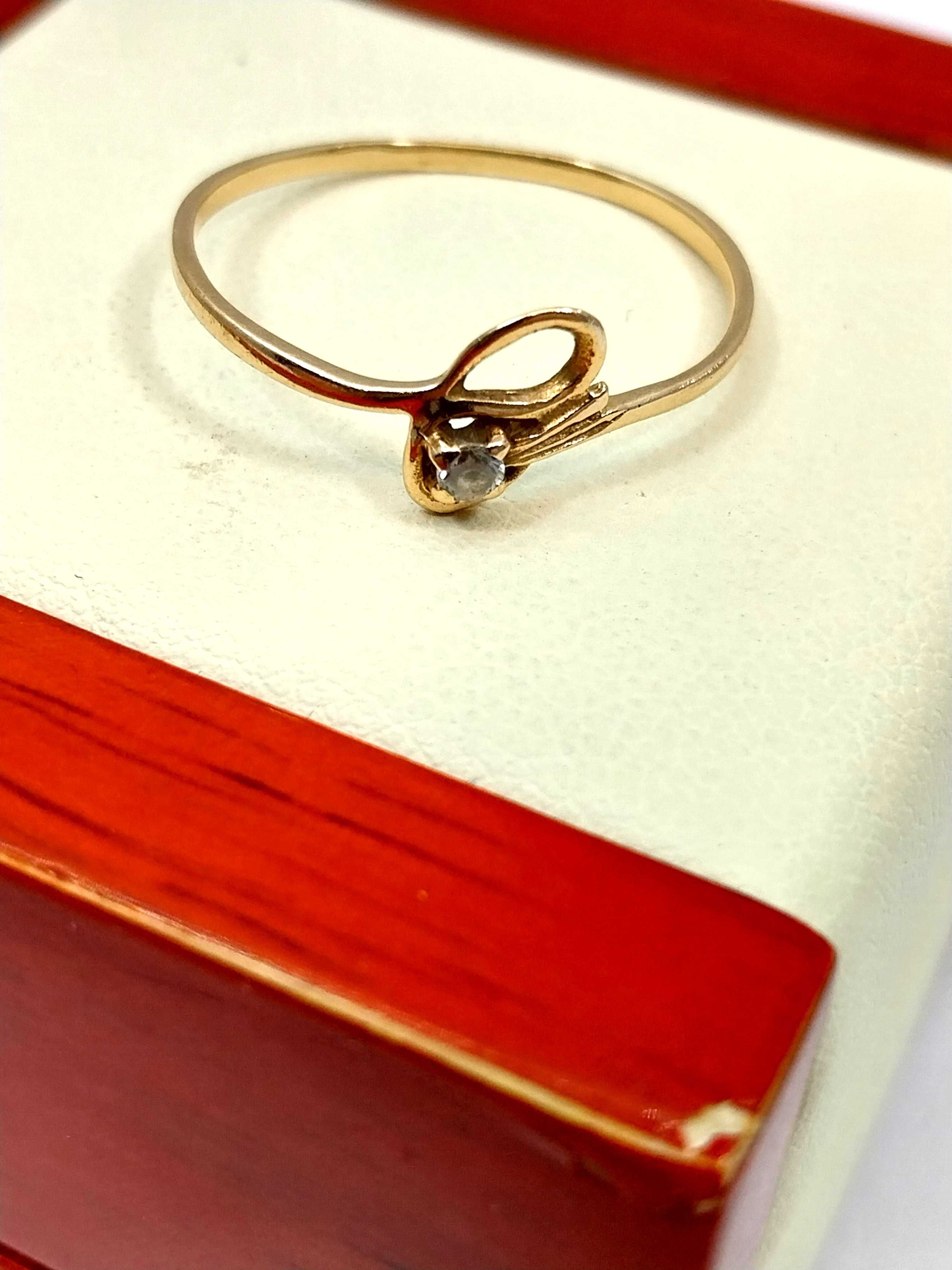 Złoty pierścionek z cyrkonią  (585) 0,95 G