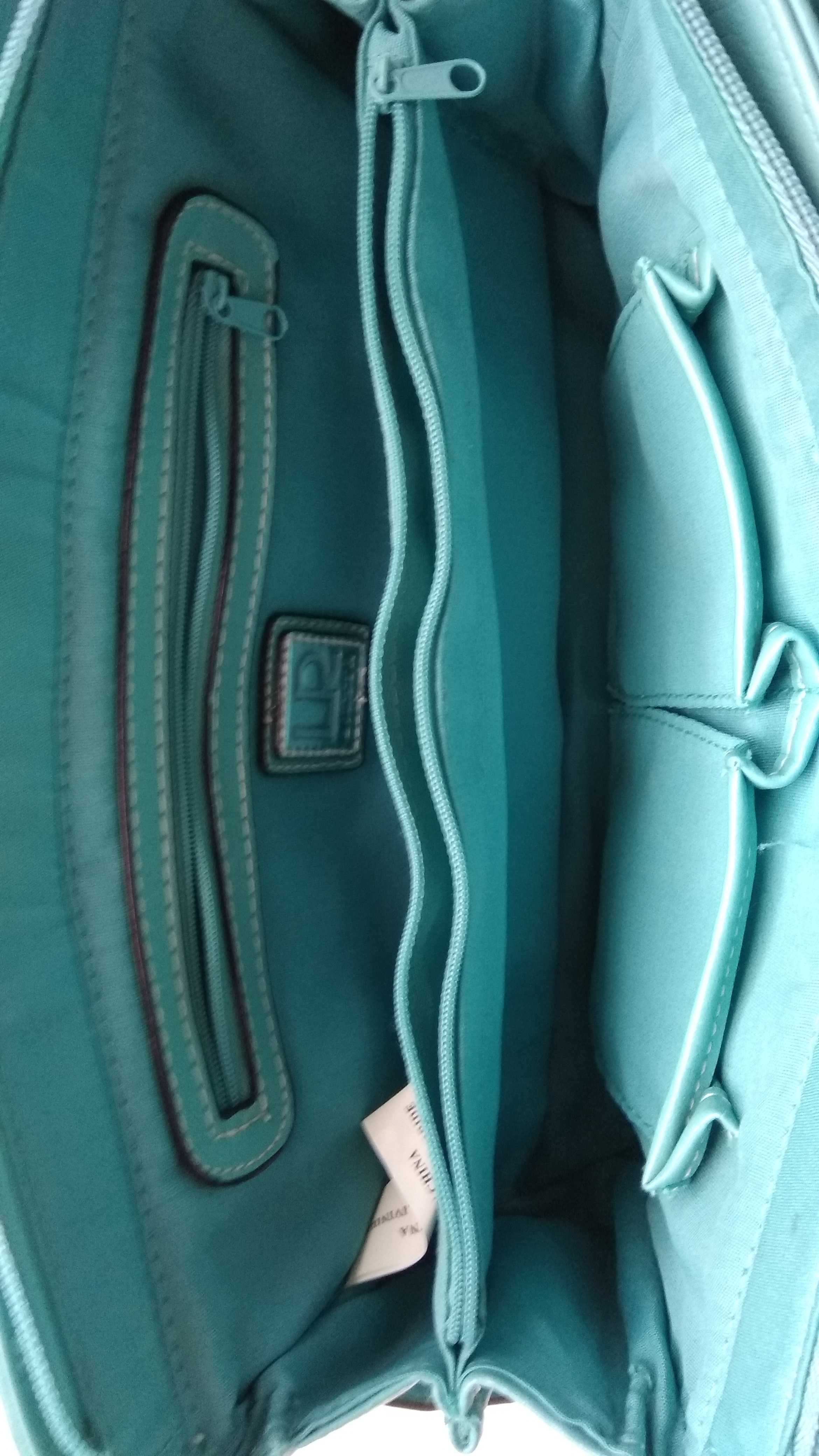 Небольшая сумочка ментолового цвета.