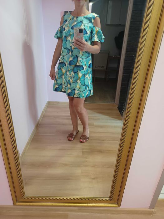 Sukienka odkryte ramiona niebieskie motyle