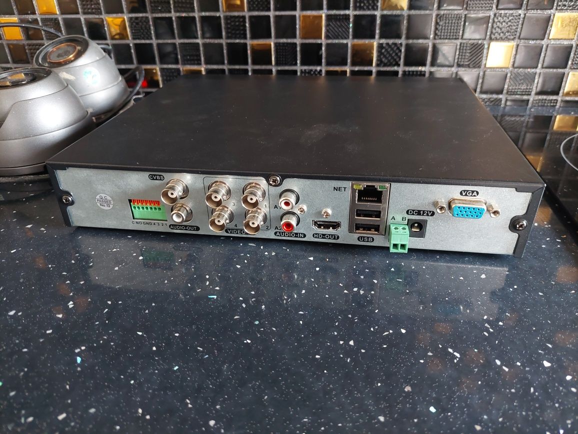 Zestaw do monitoringu 4x kamera i rejestrator bcs ZM12024