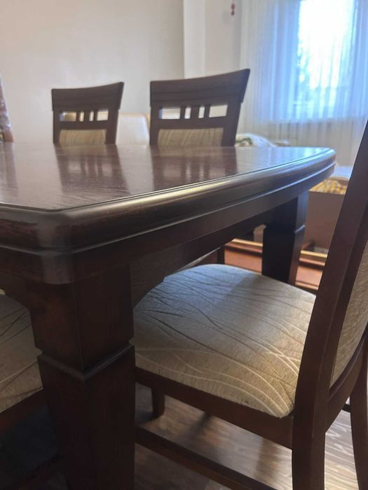 Drewniany stół z 6 krzesłami
