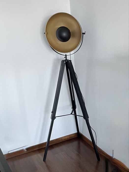 Candeeiro de pé preto e dourado com tripé