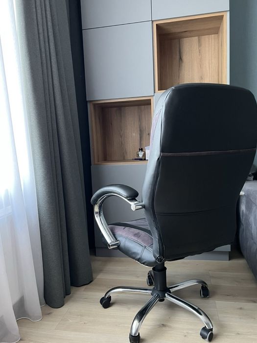 Продам офісне крісло з кожзама