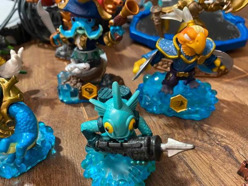 Skylanders lot 16 figures, 4 games, 4 portals, stickers, cards