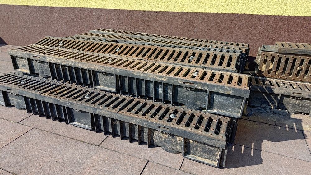 Masywne żeliwne korytka odpływowe