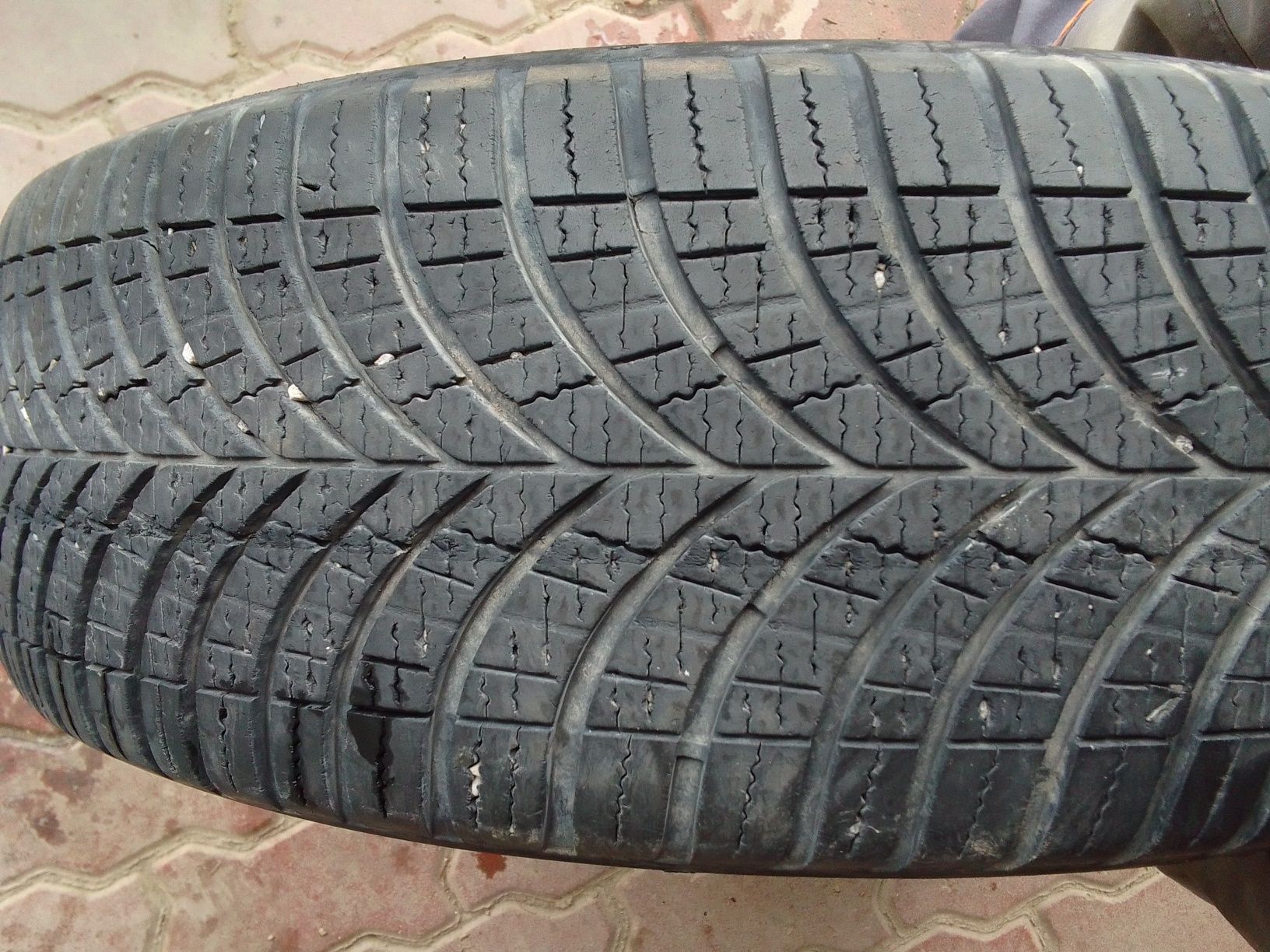 Opona wielosezonowa 215/65r16 GOODYEAR 2022r 6mm