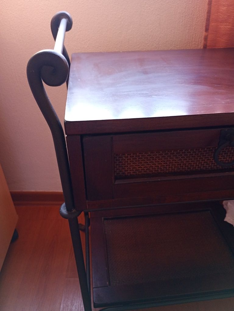 Mesa de cabeceira de ferro e madeira