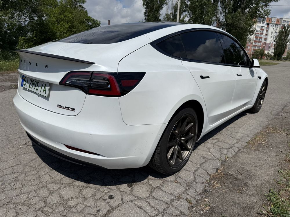 Tesla model 3  2020рік 492кінські сили