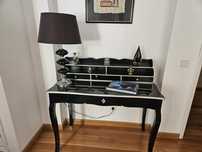 Mesa com candeeiro