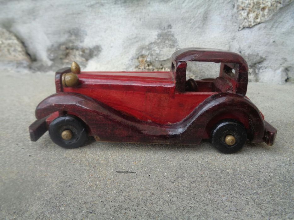 Carro em mniniatura, em madeira feito a mão.