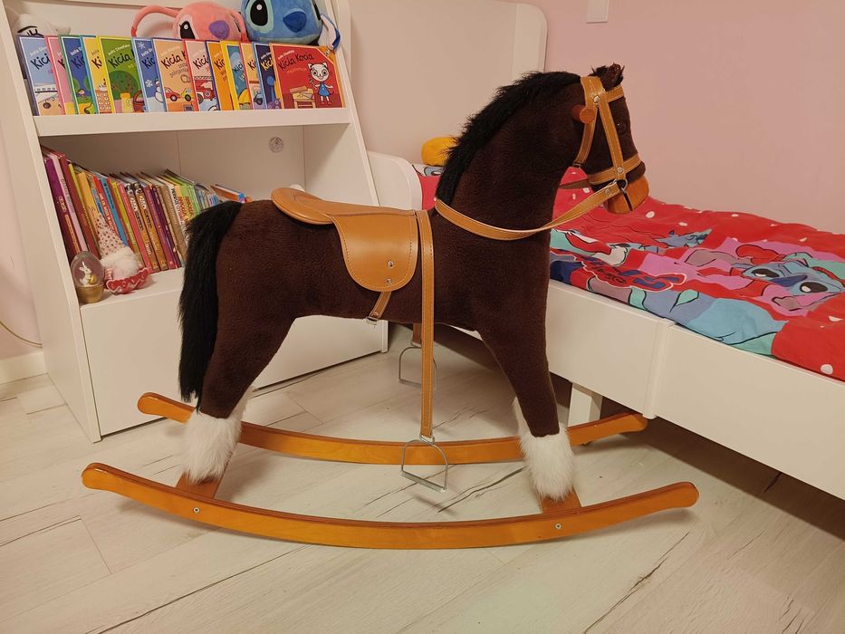 Duży koń na biegunach