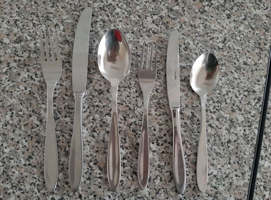 Talheres, pratos rasos, de sobremesa e de sopa