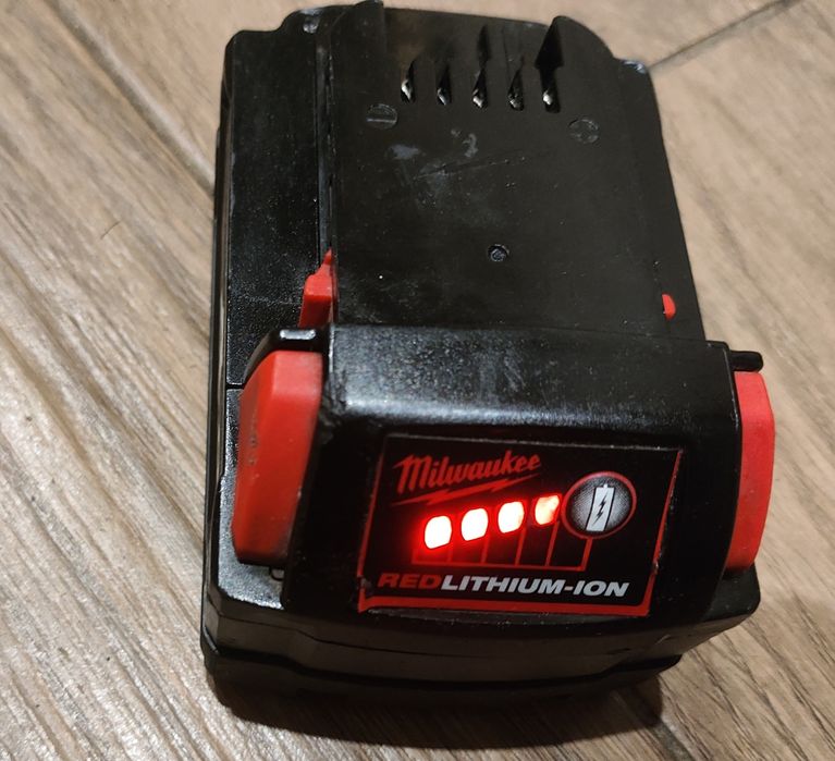 Milwaukee symulator bateria