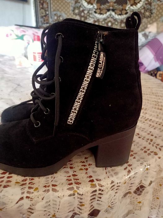 Продам жіночі черевики з Італії.