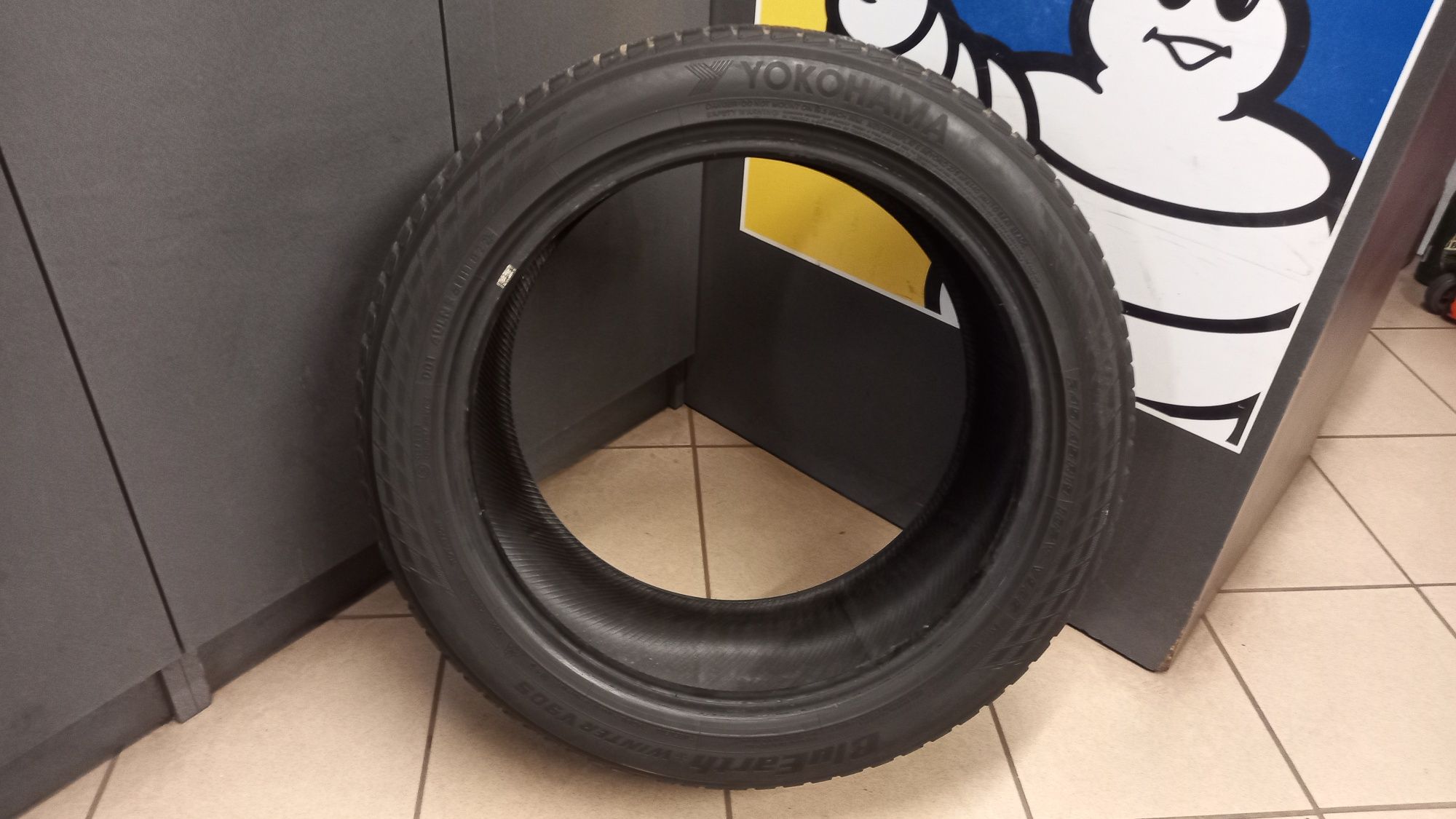 Opona Zimowa Yokohama BluEarth WinterV905 245/45R19 102W V905 1szt