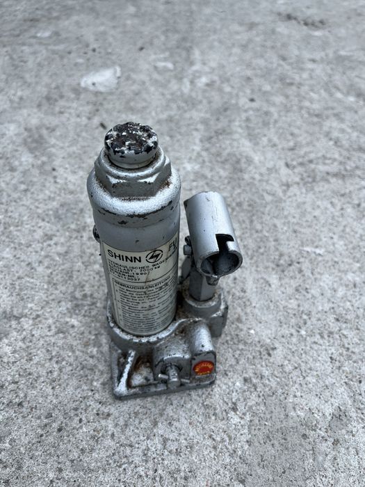 Hydrauliczny podnośnik samochodowy