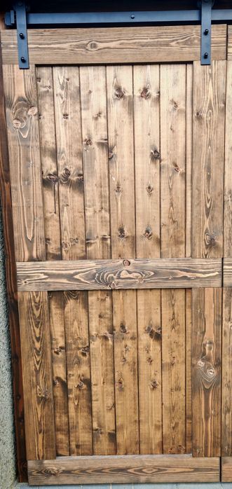 Drzwi drewniane przesuwne.