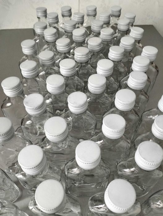 Butelki szklane 100 ml plus zakrętki, 50 sztuk.