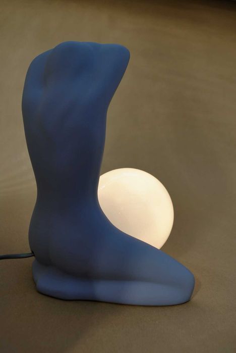 Piękna Lampa Kobieta- Akt -w Lawendowym Kolorze