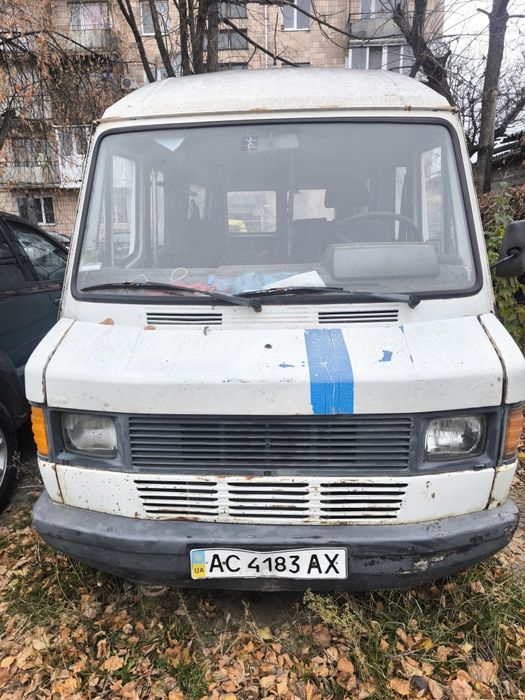 Mercedes 208D 1995 року.