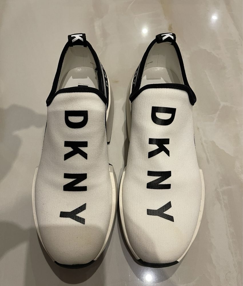 Жіночі кросівки DKNY