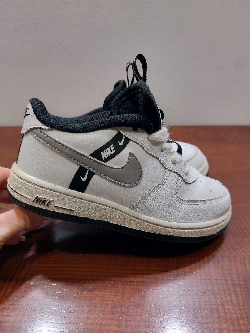Дитячі. Оригінальні. Шкіряні .Кросівки Nike. Розмір 27 Устілка 17 см