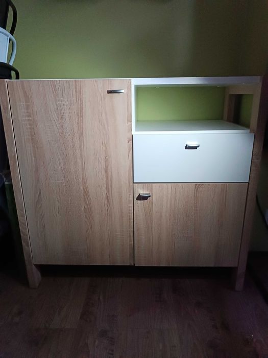 Komoda Forte Hoyvik z 2 szafkami i szufladą.