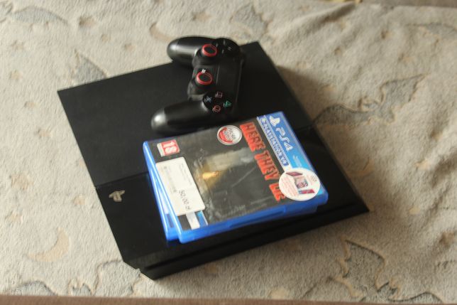 Konsola PS4 (500gb) + 1 pad + 2 gry