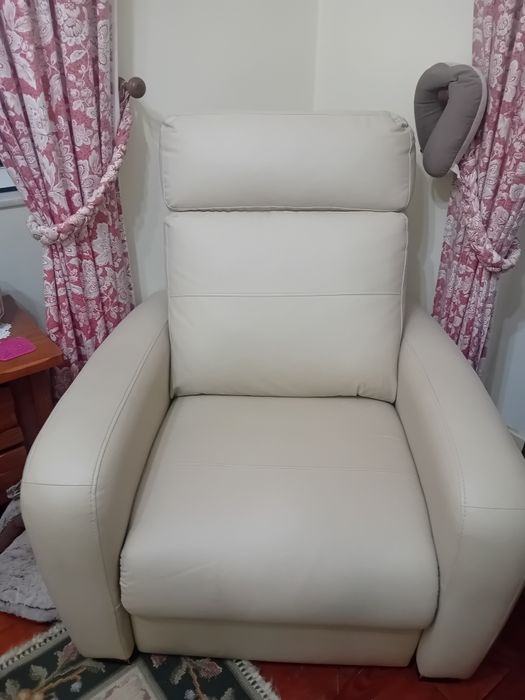 Sofá mecanizado em pele bege