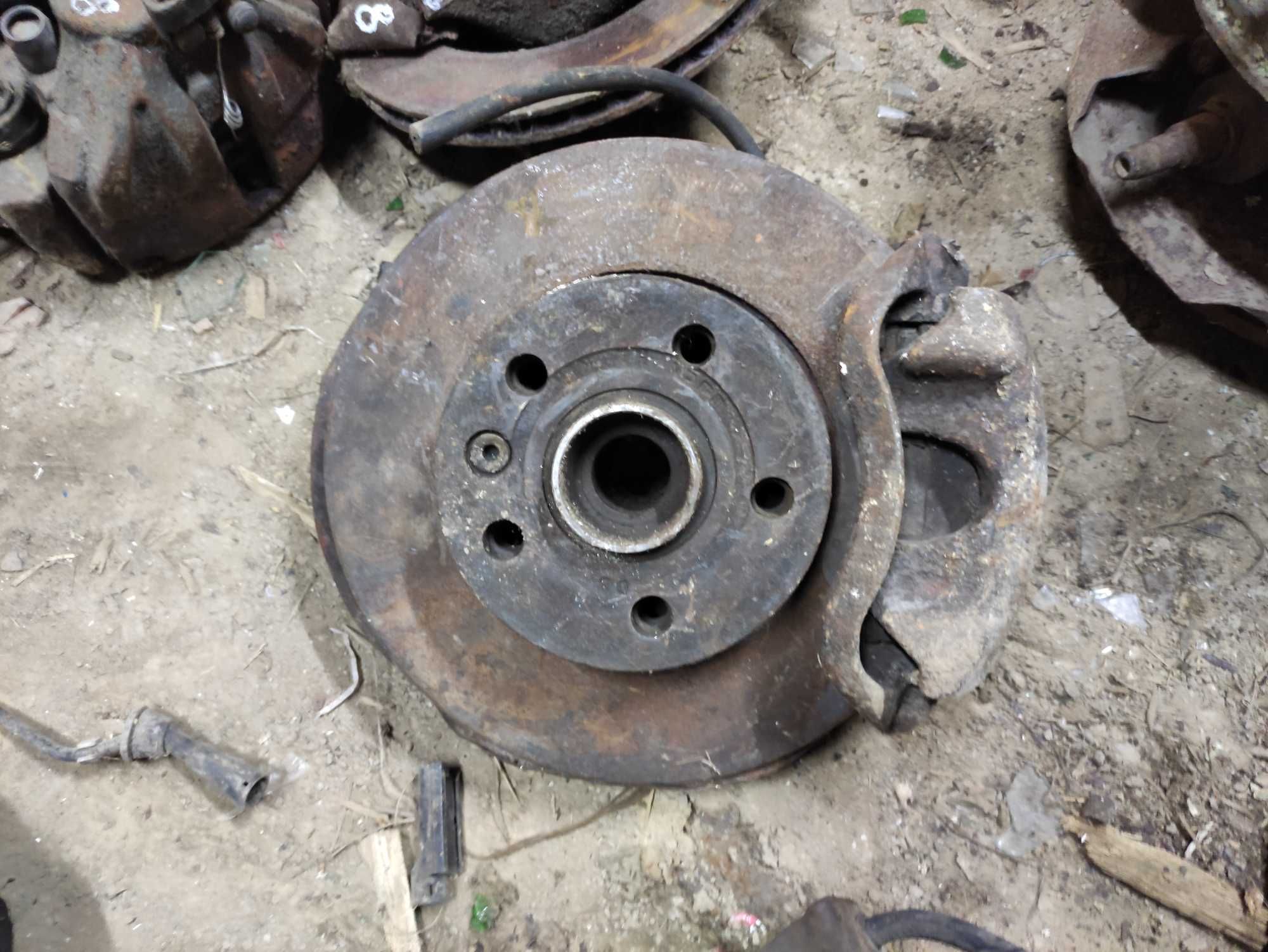 Цапфа ступиця Volkswagen t4 7D0407257A супорт поворотний кулак т4