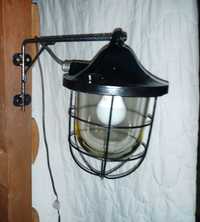 Stara lampa przemysłowa, warsztatowa w stylu loft, industrial