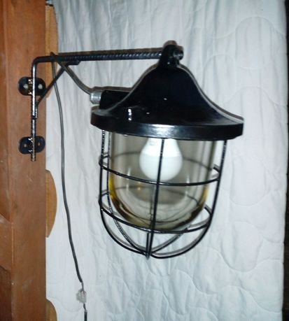 Stara lampa przemysłowa, warsztatowa w stylu loft, industrial