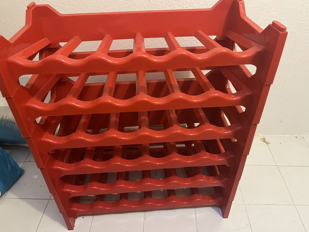 Garrafeira com capacidade de 36 garrafas