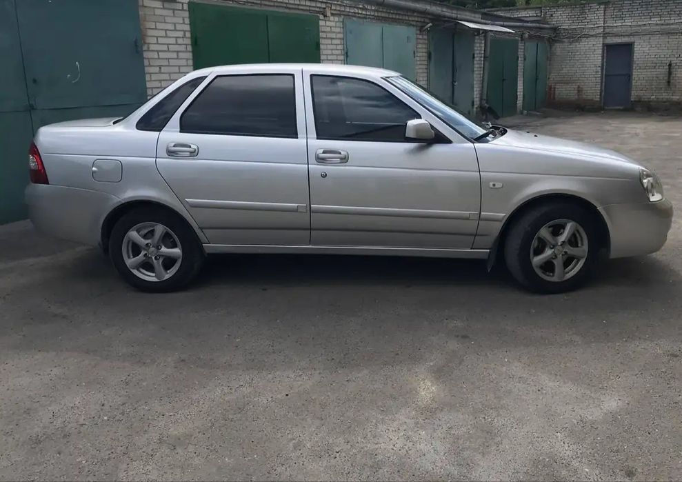 Продаю Приору терміново