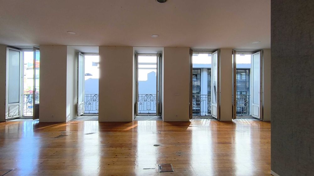 Para arrendar de escritório em rua Elísio de Melo, 41 Porto