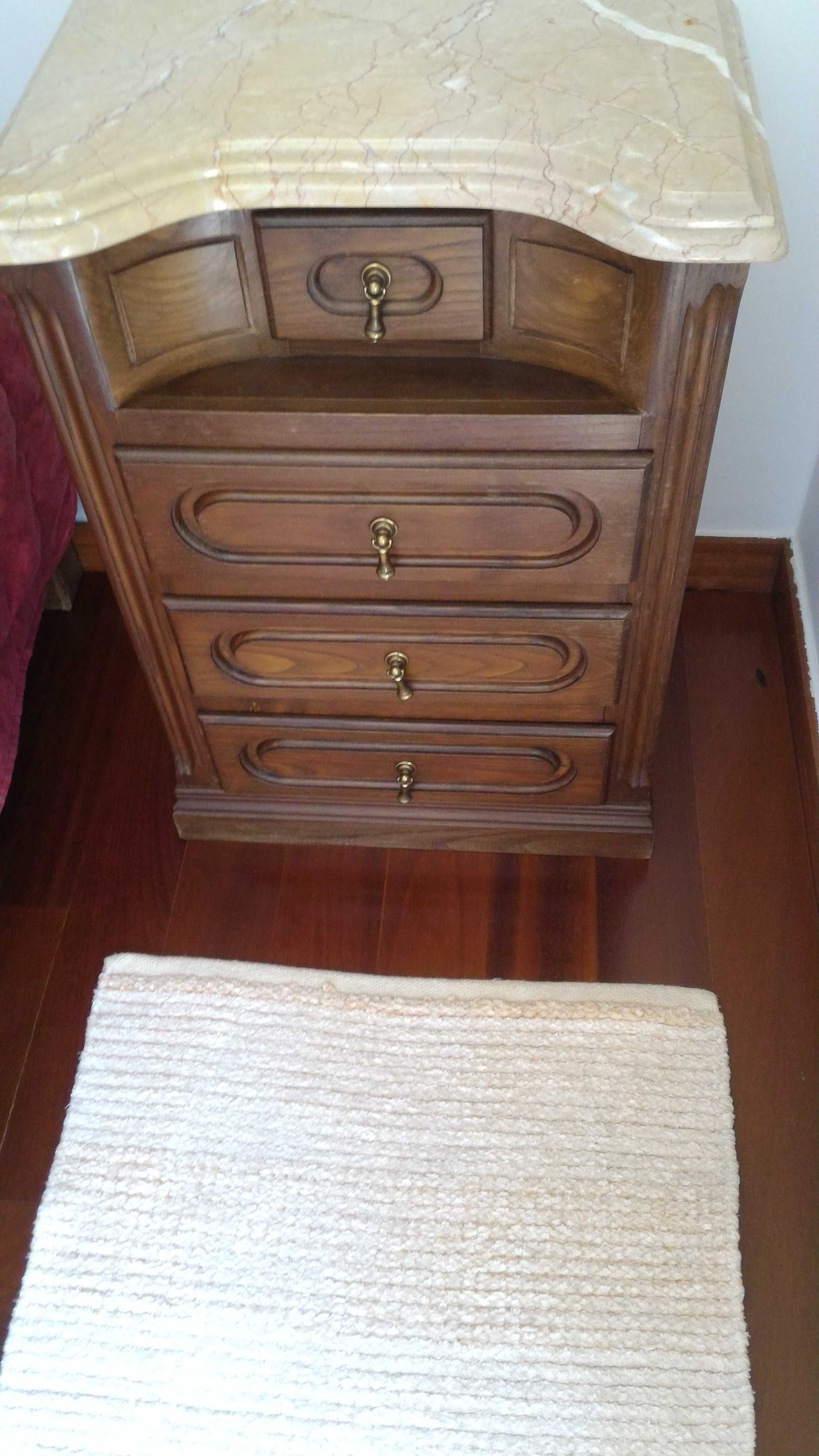 Mobília de quarto de casal em madeira