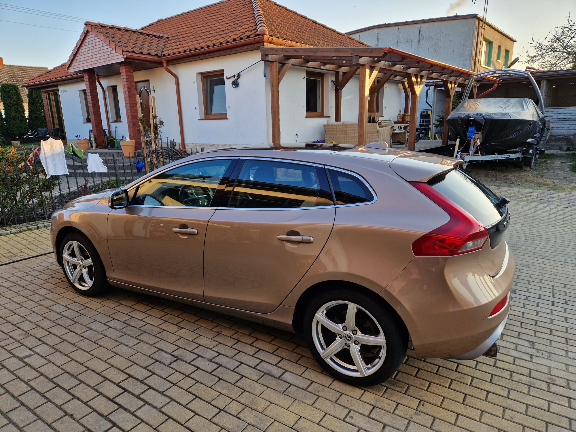 Volvo V40 kolor szampański - wersja PREMIUM