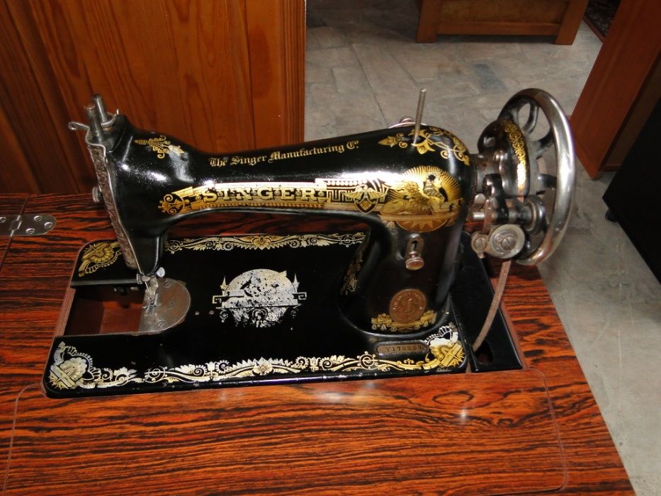 Móvel e máquina de costura de 1924 em óptimo estado