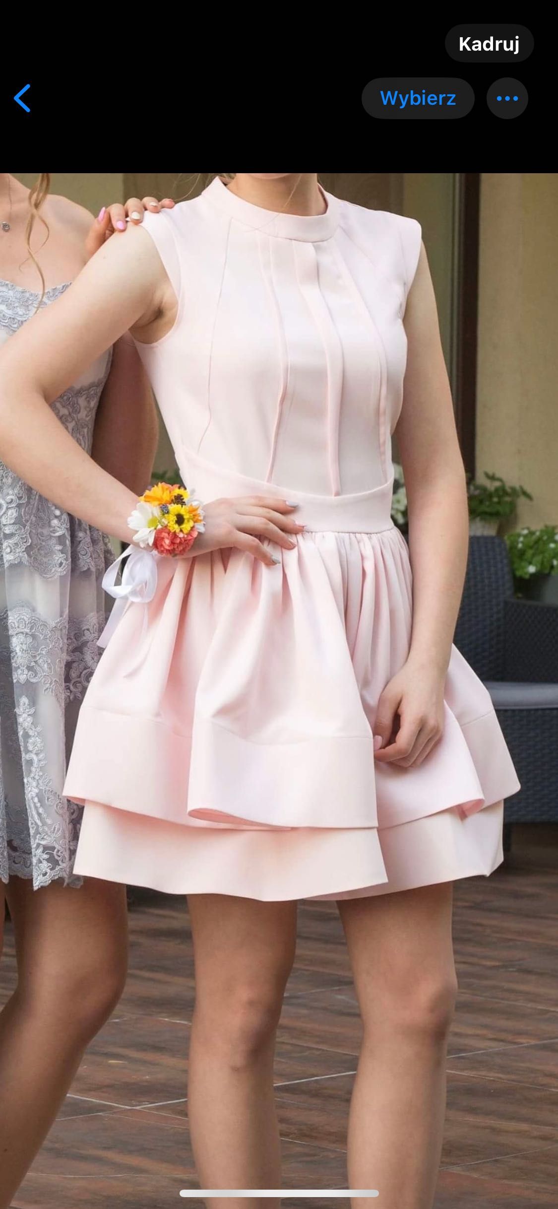 Pudrowo różowa sukienka koktajlowa