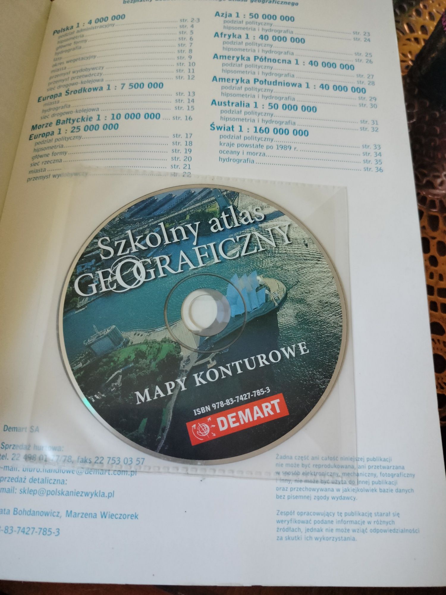 Szkolny atlas geograficzny z mapami i CD