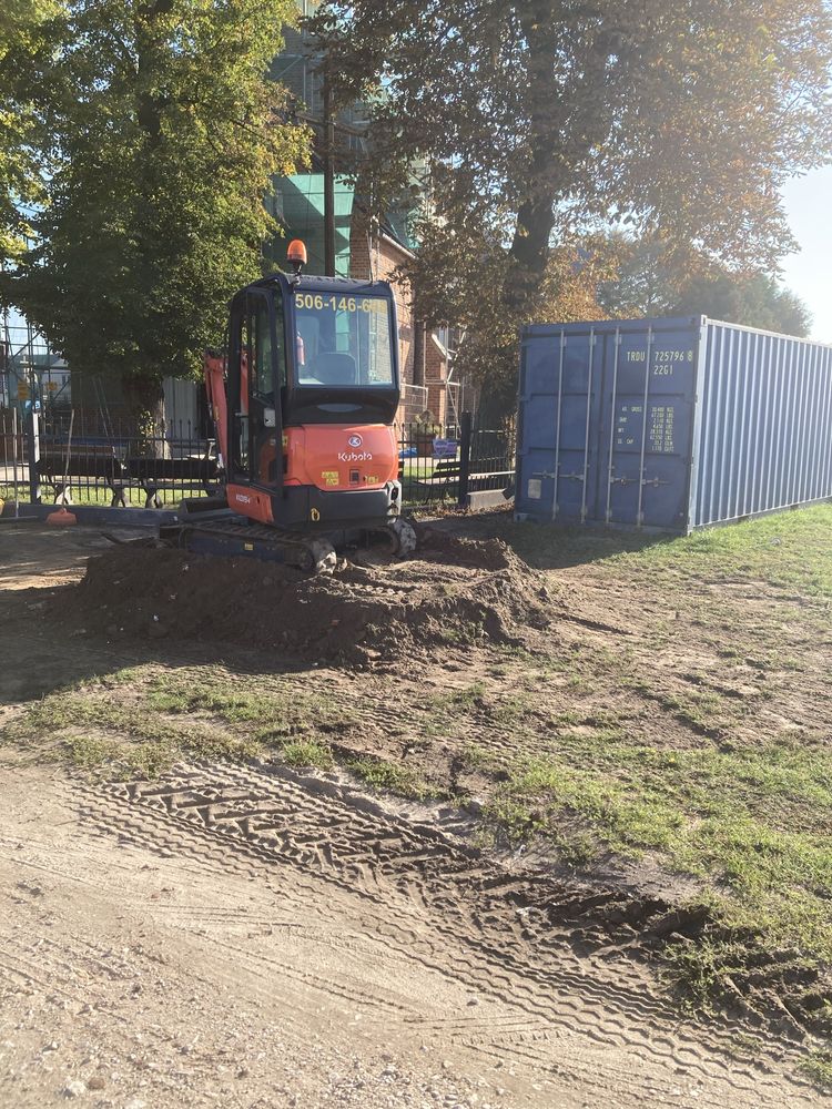 Minikoparka usługi minikoparką przyłącza wiertnica
