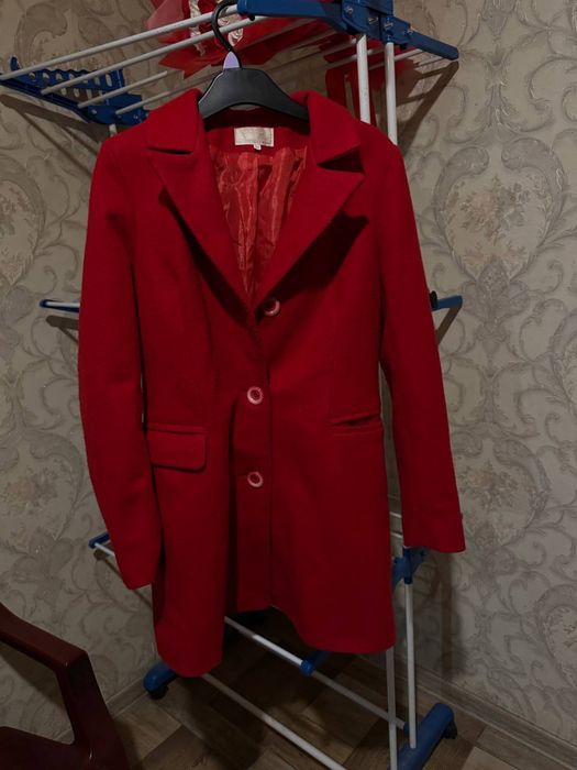червоне пальто , осінь-весна