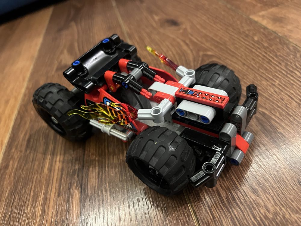 Lego Technic czerwona wyścigówka 42073