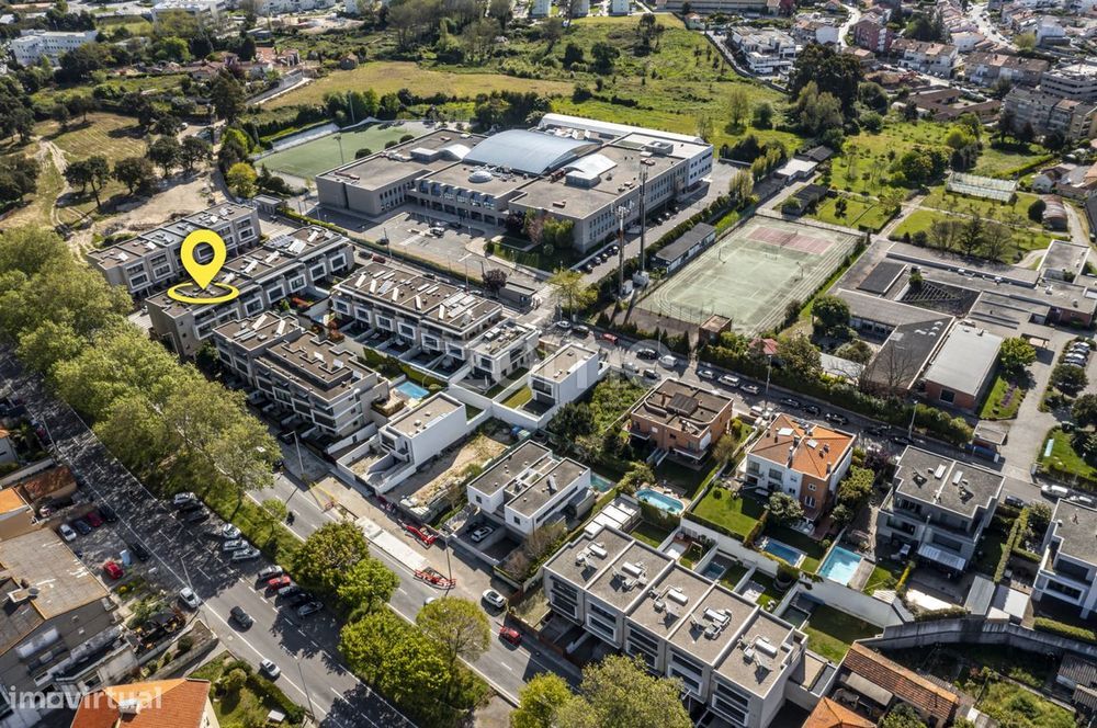 Moradia T4 com piscina, 2 terraços e ascensor junto à CUF, Porto