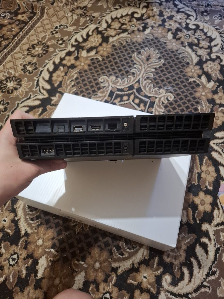 PlayStation 4 (cuh-1216b)