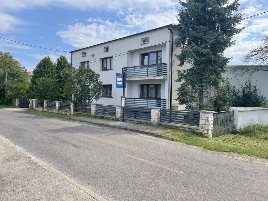 Dom wolnostojący z mieszkaniem i zabudowaniami gospodarczymi