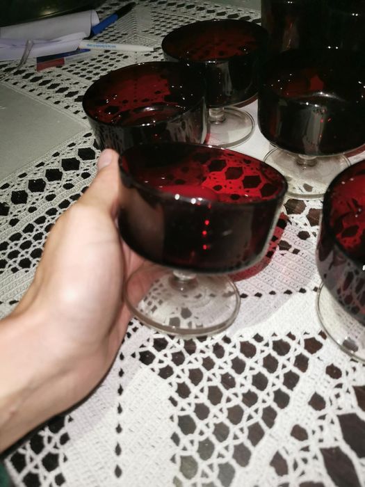 Conjunto e copos e taças vermelhas muito antigas