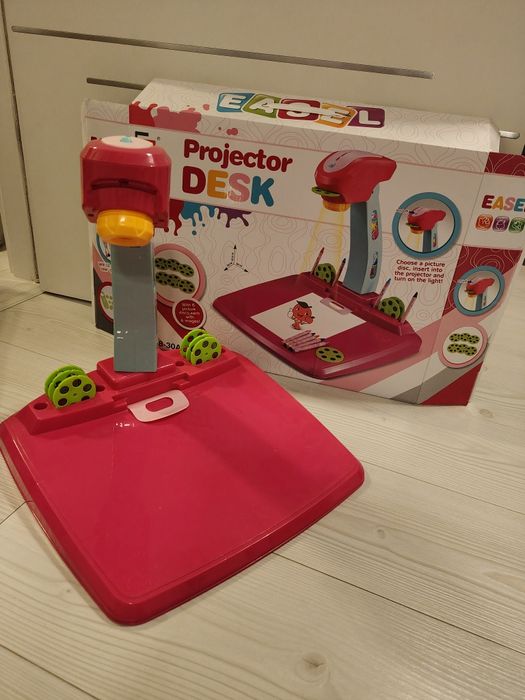 Projektor,rzutnik, tablica do rysowania.