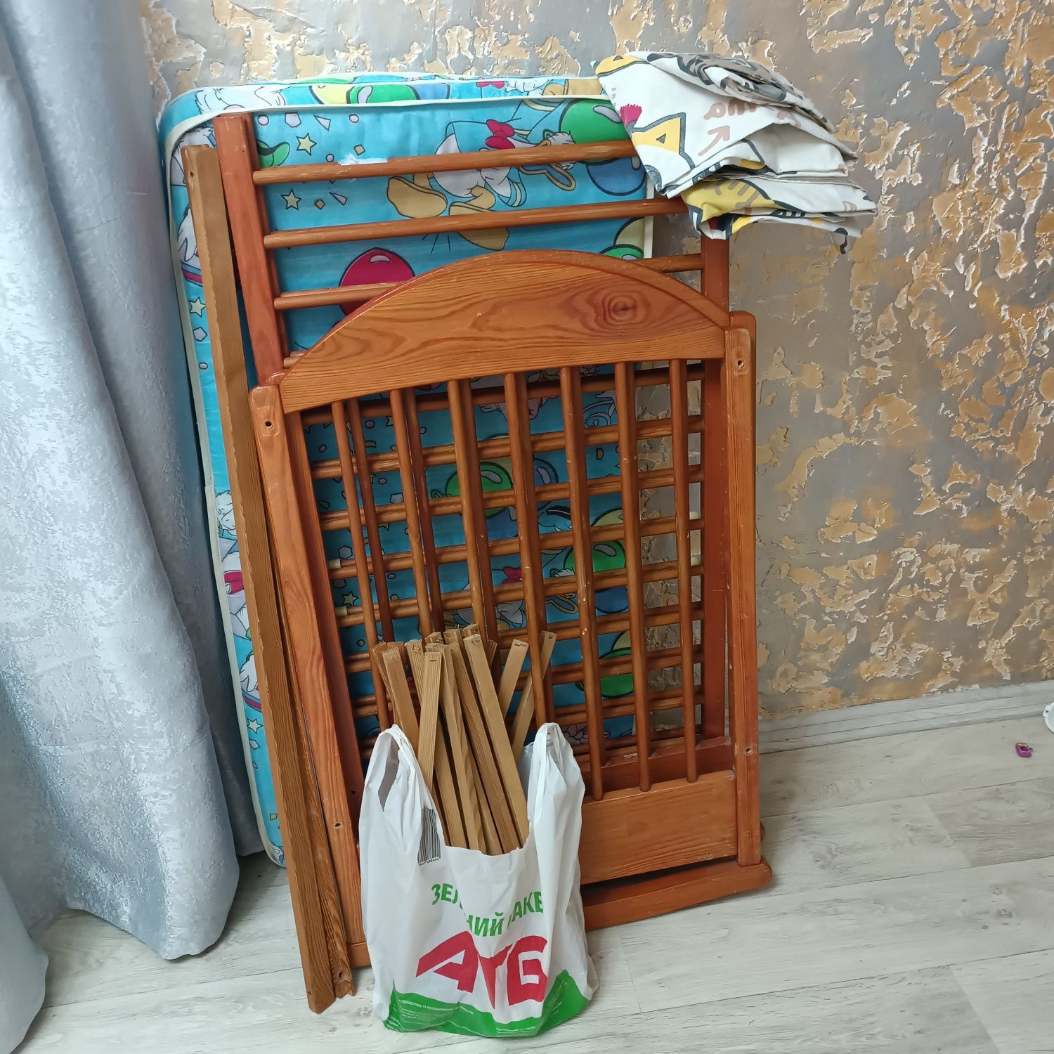 Подарую кроватку